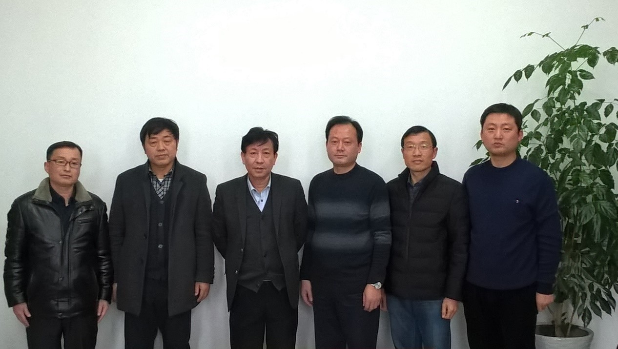范以宁教授（左三）与分析测试中心和色情视频
部分专家教授合影